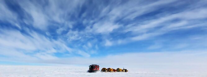 Trip Reisen beliebtes Urlaubsziel – Antarktis - Null Bewohner, Millionen Pinguine und feste Dimensionen. Am südlichen Ende der Erde, wo die Sonne nur zwischen Frühjahr und Herbst über dem Horizont aufgeht, liegt der 7. Kontinent, die Antarktis. Riesig, bis auf ein paar Forscher unbewohnt und ohne offiziellen Besitzer. Eine Welt, die überrascht, bevor Sie sie sehen. Deshalb ist ein Besuch definitiv etwas für die Schatzkiste der Erinnerung und allein die Ausmaße dieser Destination sind eine Sache für sich. Du trittst aus deinem gemütlichen Hotelzimmer und es begrüßt dich die warme italienische Sonne. Du blickst auf den atemberaubenden Gardasee, der in zahlreichen Blautönen schimmert - von tiefem Dunkelblau bis zu funkelndem Türkis. Majestätische Berge umgeben dich, während die Brise sanft deine Haut streichelt und der Duft von blühenden Zitronenbäumen deine Nase kitzelt. Du schlenderst die malerischen, engen Gassen entlang, vorbei an farbenfrohen, blumengeschmückten Häusern. Vereinzelt unterbricht das fröhliche Lachen der Einheimischen die friedvolle Stille. Du fühlst dich wie in einem Traum, der nicht enden will. Jeder Schritt führt dich zu neuen Entdeckungen und Abenteuern. Du probierst die köstliche italienische Küche mit ihren frischen Zutaten und verführerischen Aromen. Die Sonne geht langsam unter und taucht den Himmel in ein leuchtendes Orange-rot - ein spektakulärer Anblick.