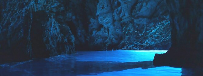 Trip Reisen Reisetipps - Die Blaue Grotte von Bisevo in Kroatien ist nur per Boot erreichbar. Atemberaubend schön fasziniert dieses Naturphänomen in leuchtenden intensiven Blautönen. Ein idyllisches Highlight der vorzüglich geführten Speedboot-Tour im Adria Inselparadies, mit fantastisch facettenreicher Unterwasserwelt. Die Blaue Grotte ist ein Naturwunder, das auf der kroatischen Insel Bisevo zu finden ist. Sie ist berühmt für ihr kristallklares Wasser und die einzigartige bläuliche Farbe, die durch das Sonnenlicht in der Höhle entsteht. Die Blaue Grotte kann nur durch eine Bootstour erreicht werden, die oft Teil einer Fünf-Insel-Tour ist.