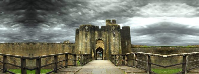 Trip Reisen Reisetipps - Caerphilly Castle - ein Bollwerk aus dem 13. Jahrhundert in Wales, Vereinigtes Königreich. Mit einem aufsehenerregenden Turm, der schiefer ist wie der Schiefe Turm zu Pisa. Wie jede Burg mit Prestige, hat sie auch einen Geist, „The Green Lady“ spukt in den Gemächern, wo ihr Geliebter den Tod fand. Wo man in Wales oft – und nicht ohne Grund – das Gefühl hat, dass ein Schloss ziemlich gleich ist, ist Caerphilly Castle bei Cardiff eine sehr willkommene Abwechslung. Die Burg ist nicht nur deutlich größer, sondern auch älter als die Burgen, die später von Edward I. als Ring um Snowdonia gebaut wurden.