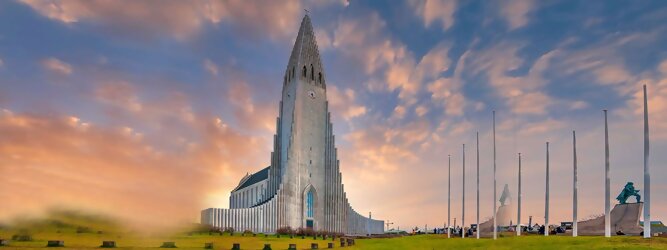Trip Reisen Reisetipps - Hallgrimskirkja in Reykjavik, Island – Lutherische Kirche in beeindruckend martialischer Betonoptik, inspiriert von der Form der isländischen Basaltfelsen. Die Schlichtheit im Innenraum erstaunt, bewegt zum Innehalten und Entschleunigen. Sensationelle Fotos gibt es bei Polarlicht als Hintergrundkulisse. Die Hallgrim-Kirche krönt Islands Hauptstadt eindrucksvoll mit ihrem 73 Meter hohen Turm, der alle anderen Gebäude in Reykjavík überragt. Bei keinem anderen Bauwerk im Land dauerte der Bau so lange, und nur wenige sorgten für so viele Kontroversen wie die Kirche. Heute ist sie die größte Kirche der Insel mit Platz für 1.200 Besucher.