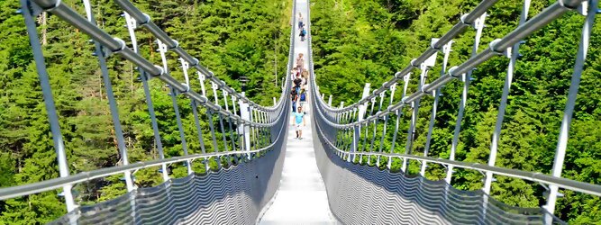 Trip Reisen Reisetipps - highline179 - Die Brücke BlickMitKick | einmalige Kulisse und spektakulärer Panoramablick | 20 Gehminuten und man findet | die längste Hängebrücke der Welt | Weltrekord Hängebrücke im Tibet Style - Die highline179 ist eine Fußgänger-Hängebrücke in Form einer Seilbrücke über die Fernpassstraße B 179 südlich von Reutte in Tirol (Österreich). Sie erstreckt sich in einer Höhe von 113 bis 114 m über die Burgenwelt Ehrenberg und verbindet die Ruine Ehrenberg mit dem Fort Claudia.
