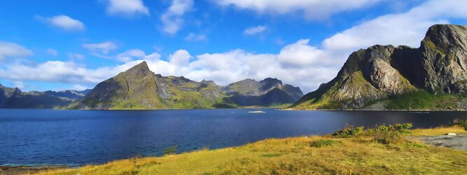 Trip Reisen Reisetipps - Die Lofoten Inseln Norwegen – Skandinaviens eiskalte Schönheit fasziniert mit atemberaubenden Nordlichtern und geradezu außerirdisch imposanten Gebirgskulissen. Land der Mitternachtssonne am Polarkreis, ein Paradies für Wanderer, Naturfreunde, Hobbyfotografen und Instagram er/innen. Die Lofoten gehören zu Norwegen und liegen nördlich des Polarkreises. Erfahren Sie hier, was für eine einzigartige Landschaft die Lofoten zu bieten haben und was Sie dort erwartet. Vorsicht akutes Fernweh! Die meisten von Ihnen kennen wahrscheinlich die Lofoten. Man stellt sich malerische Fischerdörfer vor, umgeben von hohen Bergen und tiefblauen Fjorden.