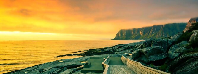 Trip Reisen Ferienhaus Norwegen – Schwindelfrei auf Preikestolen – die spektakuläre Felskanzel erhebt sich als steile Plateauklippe über dem Lysefjord. Die Aussicht über den Fjord ist atemberaubend, schwindelfrei sein ist Voraussetzung. Es lohnt sich auf jeden Fall, schon mitten in der Nacht aufzustehen, um den magischen Moment des überwältigend schönen Sonnenaufgangs mitzuerleben, grandios wie sich die ersten Sonnenstrahlen in den steilen Felswänden verfangen und die Bergmauern zum Leuchten bringen. Dieser Augenblick inspiriert zur Demut und Dankbarkeit. Die beliebtesten Orte für Ferien in Norwegen, locken mit besten Angebote für Hotels und Ferienunterkünfte mit Werbeaktionen, Rabatten, Sonderangebote für Norwegen Urlaub buchen.