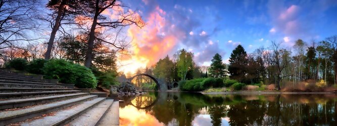 Trip Reisen Reisetipps - Teufelsbrücke wird die Rakotzbrücke in Kromlau, Deutschland, genannt. Ein mystischer, idyllischer wunderschöner Ort; eine wahre Augenweide, wenn sich der Brücken Rundbogen im See spiegelt und zum Kreis vervollständigt. Ein märchenhafter Besuch, im blühenden Azaleen & Rhododendron Park. Der Azaleen- und Rhododendronpark Kromlau ist ein ca. 200 ha großer Landschaftspark im Ortsteil Kromlau der Gemeinde Gablenz im Landkreis Görlitz. Er gilt als die größte Rhododendren-Freilandanlage als Landschaftspark in Deutschland und ist bei freiem Eintritt immer geöffnet. Im Jahr 1842 erwarb der Großgrundbesitzer Friedrich Hermann Rötschke, ein Zeitgenosse des Landschaftsgestalters Hermann Ludwig Heinrich Fürst von Pückler-Muskau, das Gut Kromlau.