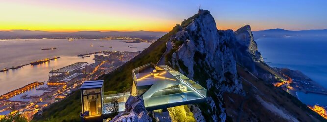 Trip Reisen Reisetipps - Ein ehemaliger militärischer Aussichtspunkt, der in eine hochmoderne Glasplattform und einen Gehweg umgewandelt wurde, der einen unvergleichlichen Blick über das Mittelmeer bietet. Ein ununterbrochener 360º-Panorama-Aussichtspunkt, der so spektakulär ist wie nirgendwo sonst auf der Welt. Betreten Sie die 360-Grad-Umgebung und bekommen Sie ein Gefühl für die Freiheit und die Heiterkeit, die Sie beim Skywalk erleben werden. Die Militärgeschichte Gibraltars während des Zweiten Weltkriegs veranschaulicht Gibraltars Position als britische Festung seit dem frühen 18. Während des Zweiten Weltkriegs spielte Gibraltar eine wichtige Rolle sowohl im Atlantic Theatre als auch im Mediterranean Theatre und kontrollierte praktisch den gesamten Seeverkehr in und aus dem Mittelmeer vom Atlantischen Ozean.